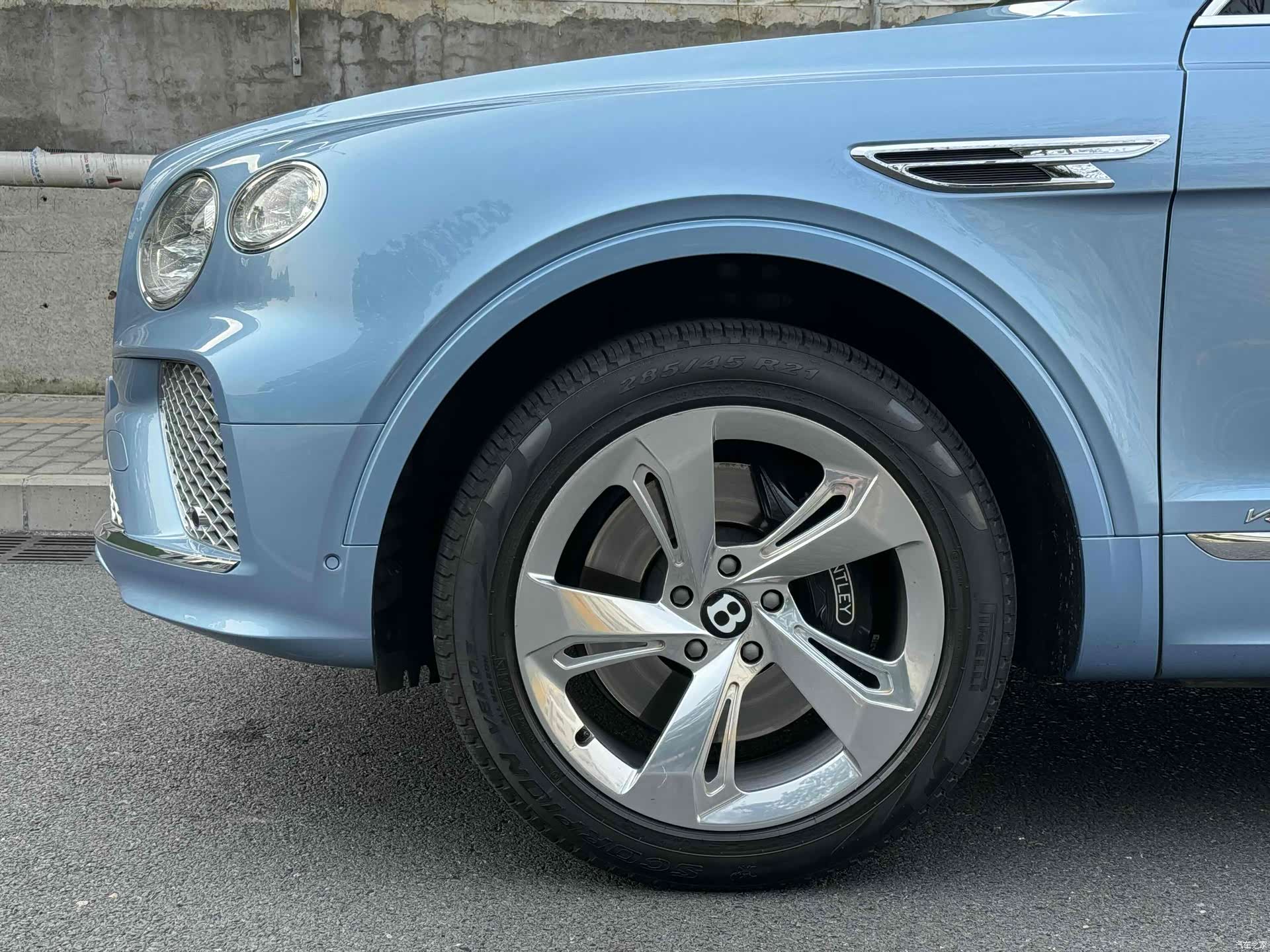 Bentley Bentayga, 2021 12