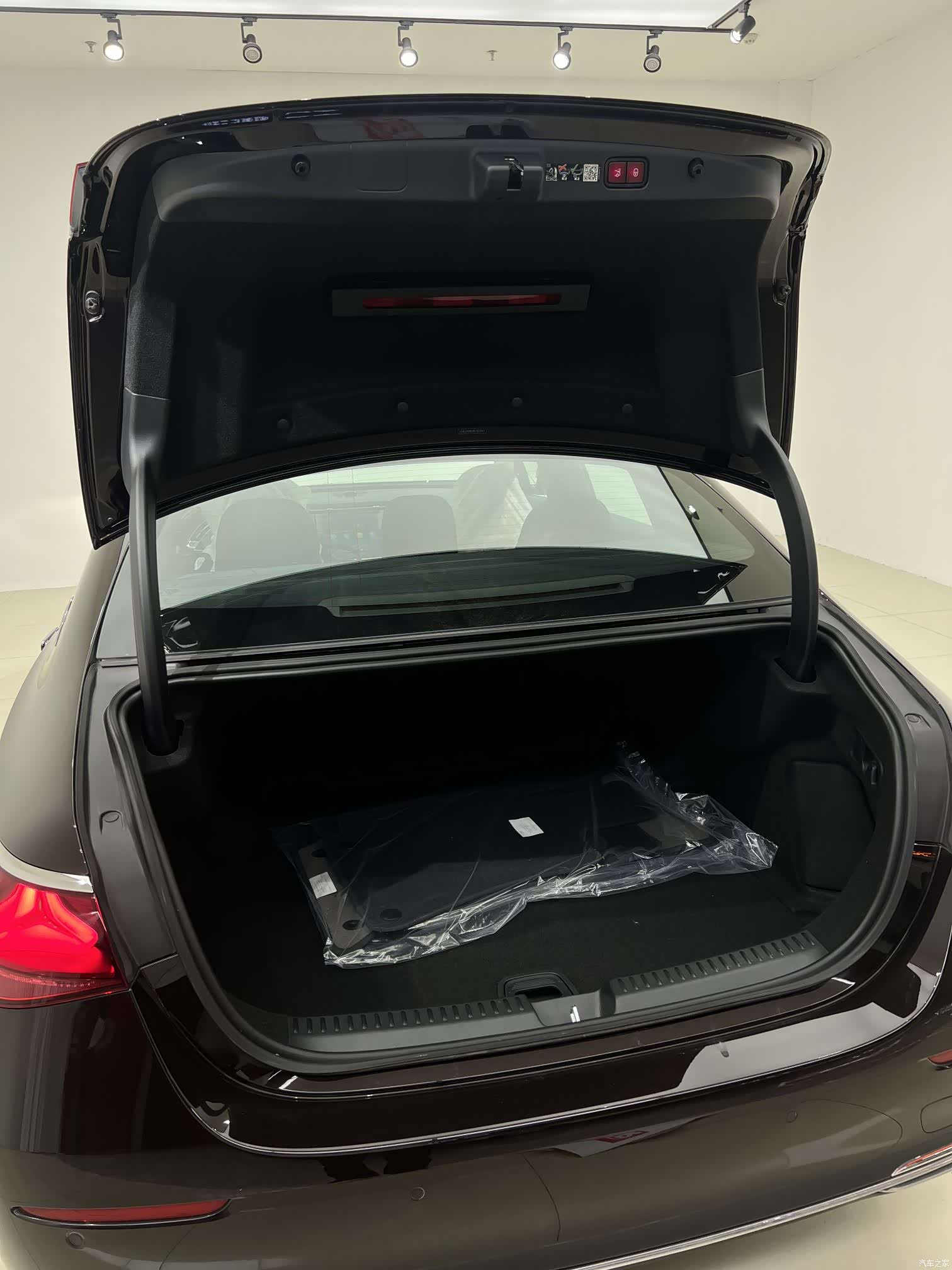 Mercedes-Benz E-Class, 2024 9