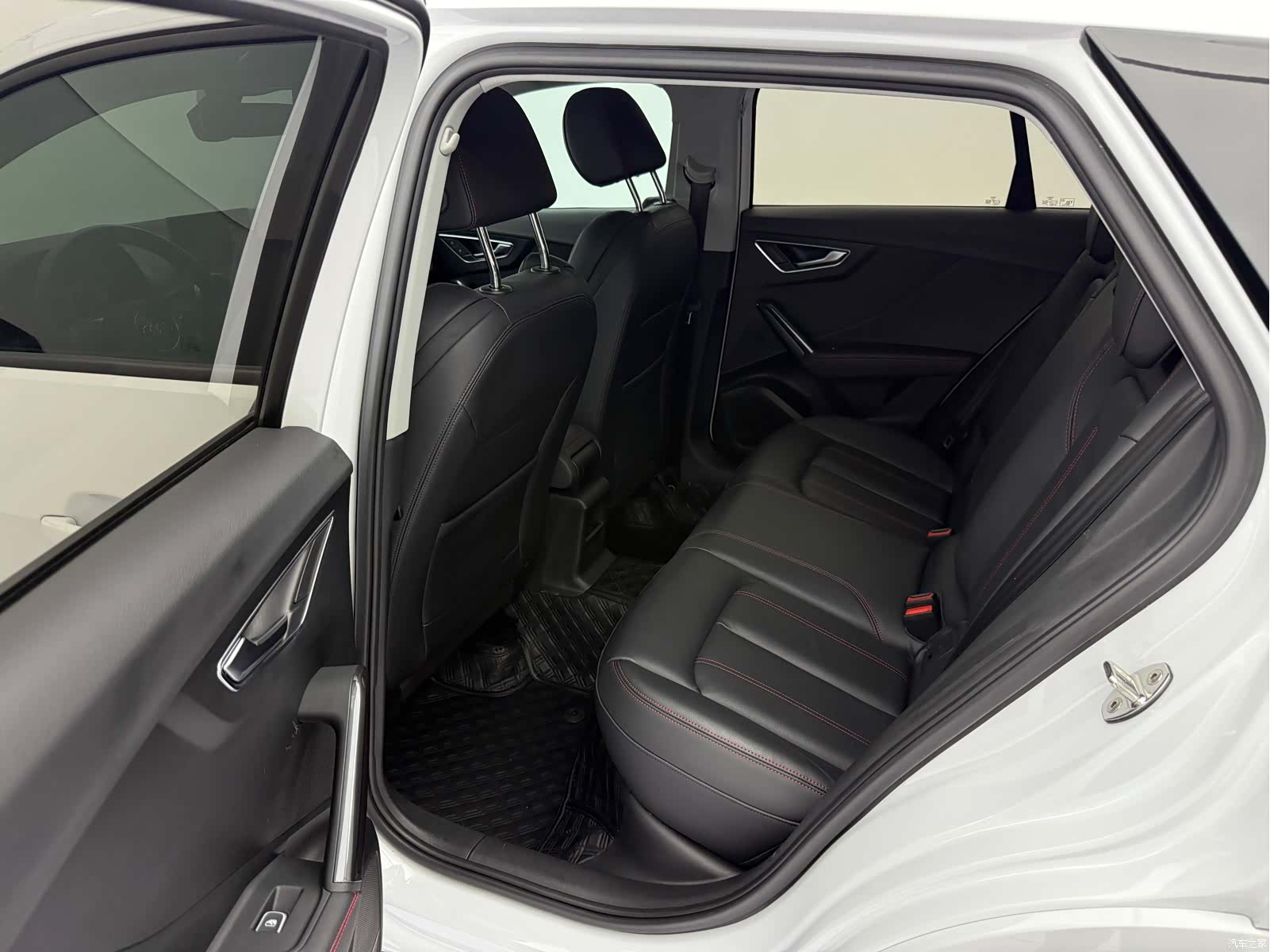 Audi Q2L, 2023 14