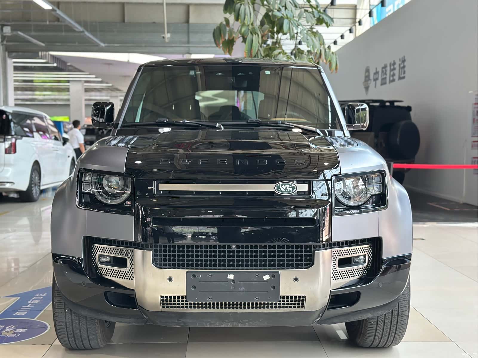 Land Rover Defender, 2023 3