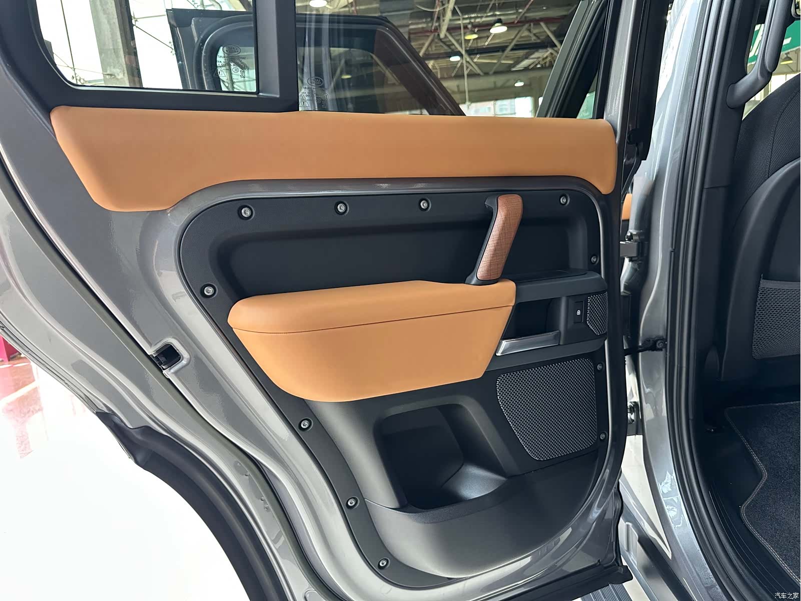 Land Rover Defender, 2023 12
