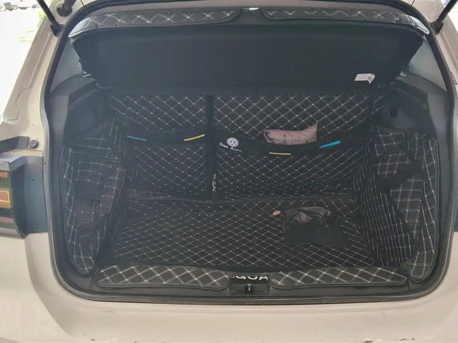 Volkswagen Exploring the shadow