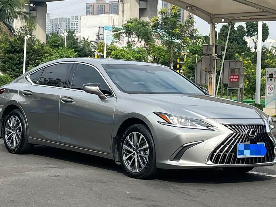 Lexus ES