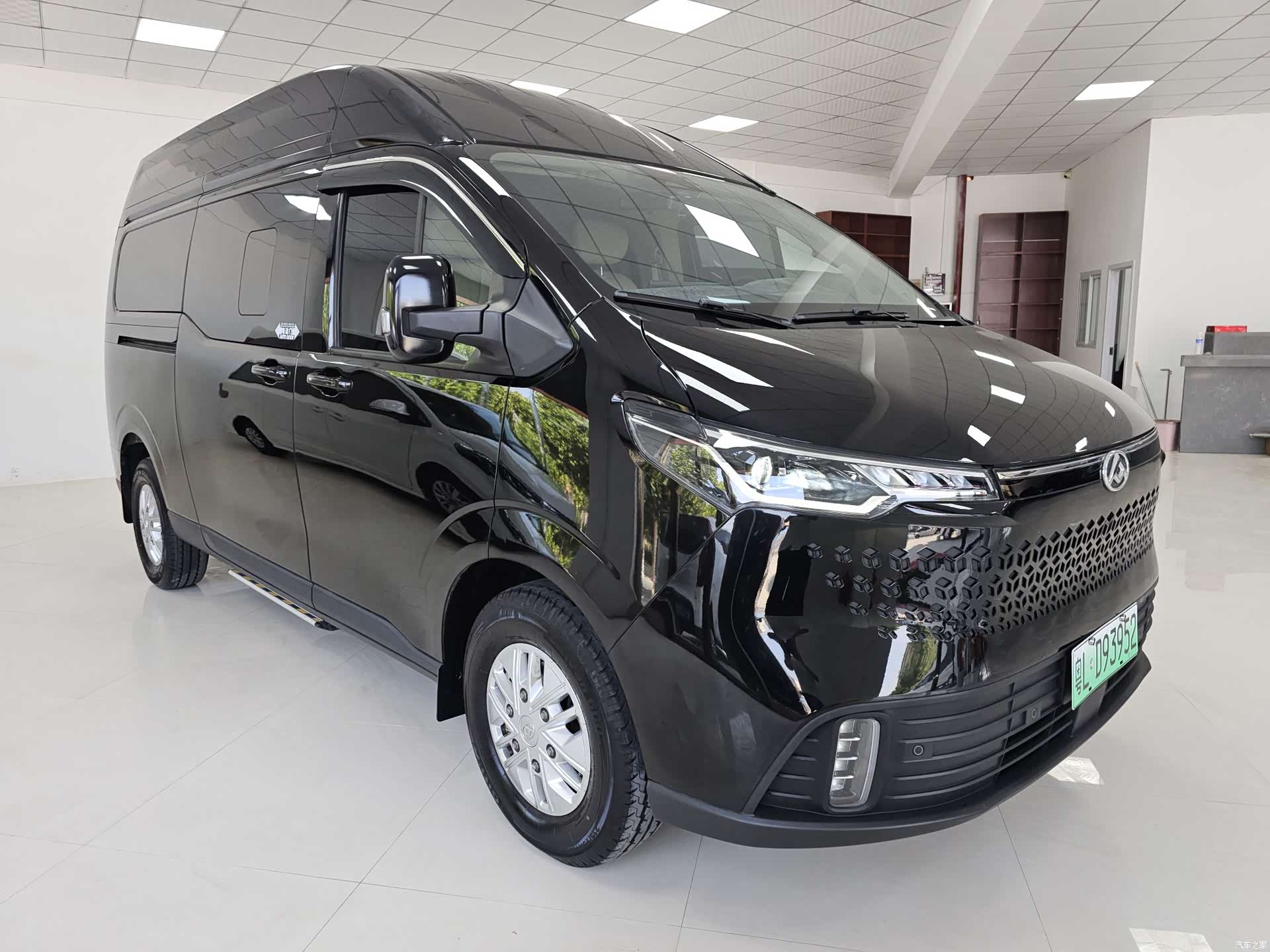 Maxus EV70, 2025 3
