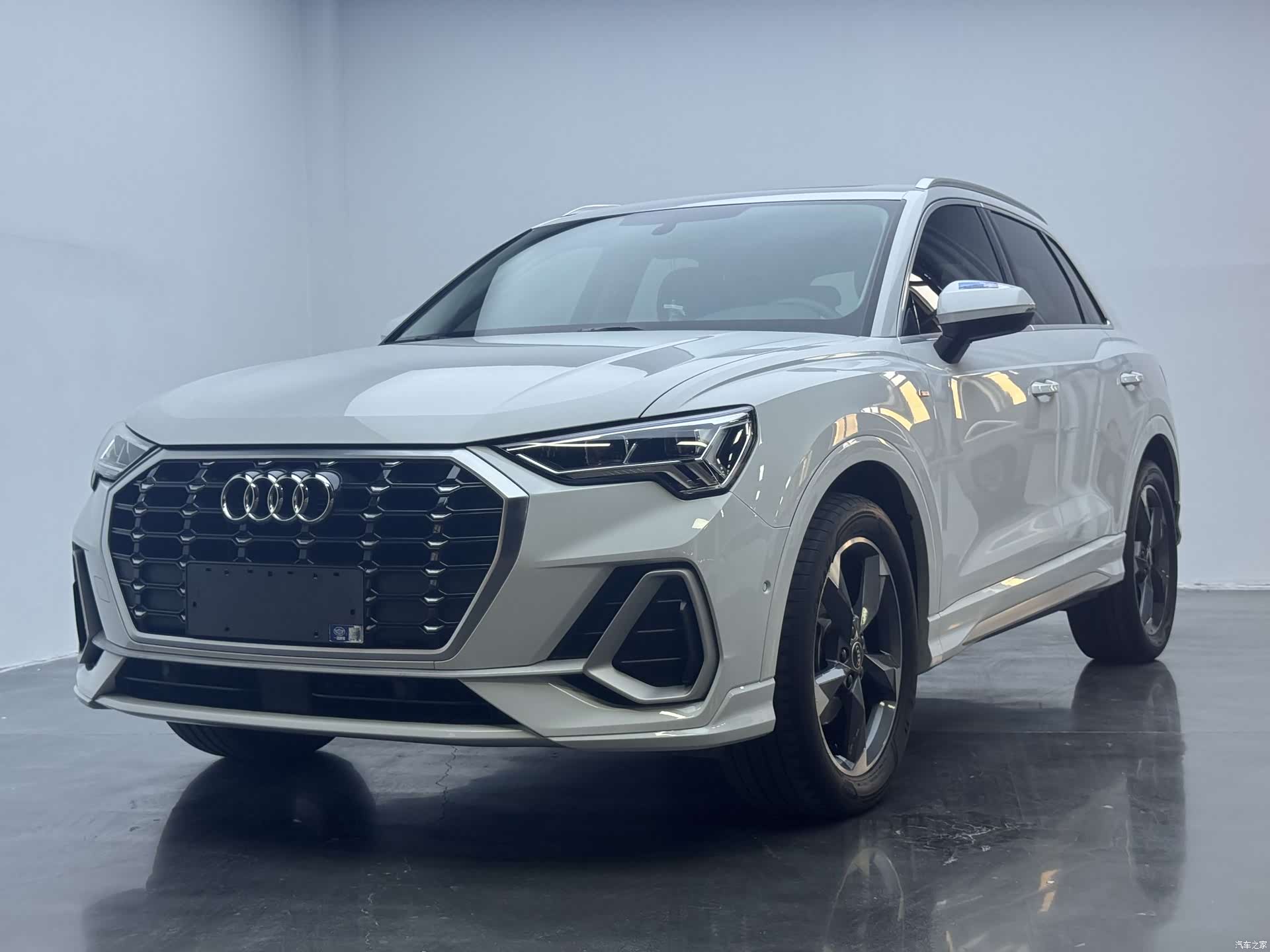 Audi Q3, 2023 1