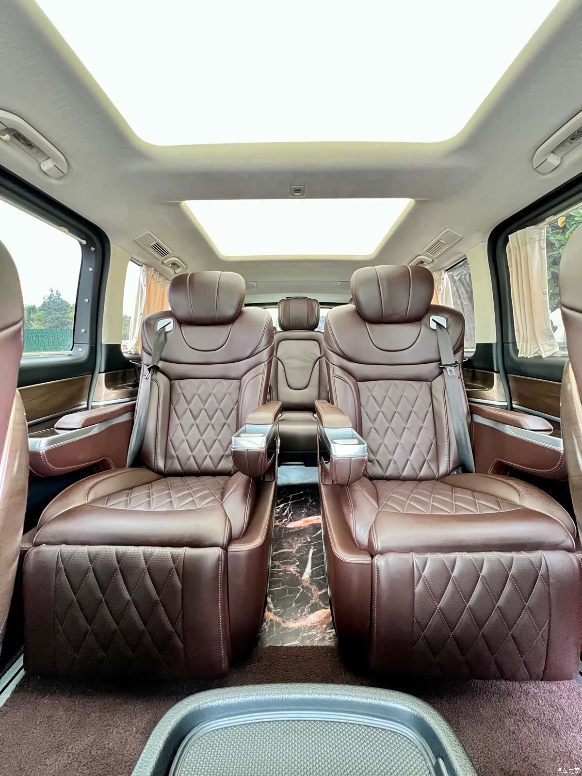 Mercedes-Benz V-Class, 2024 14