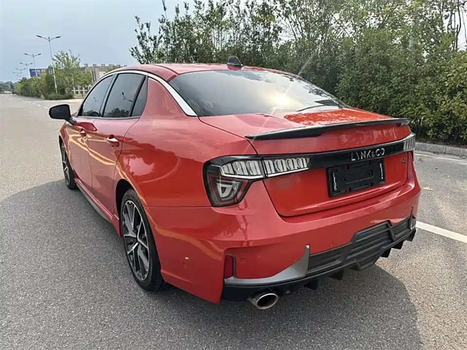 Lynk & Co 03