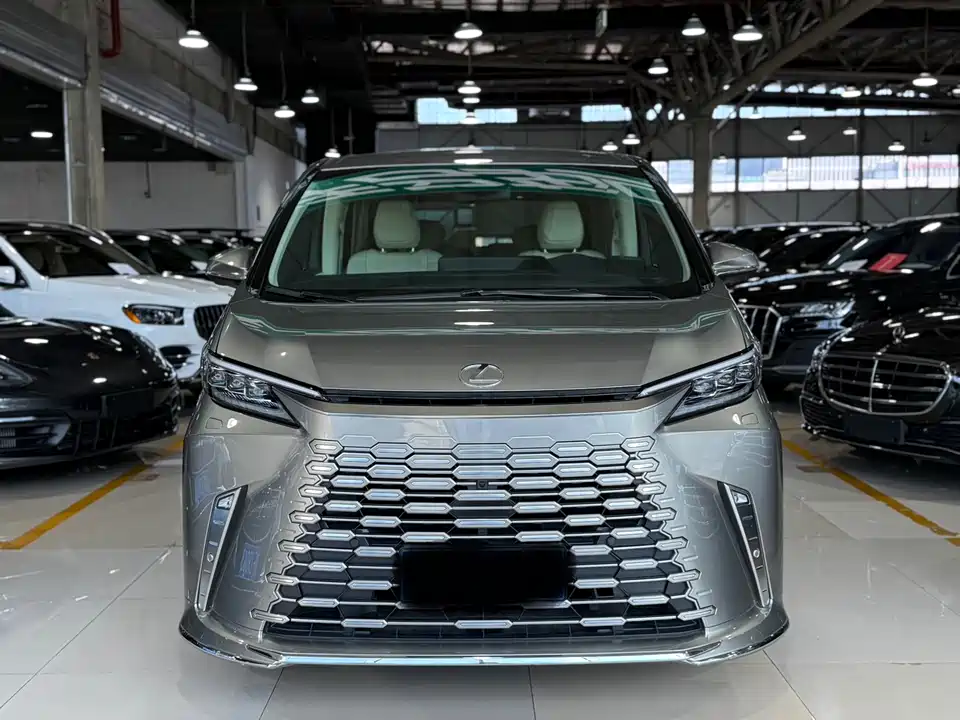 Lexus LM