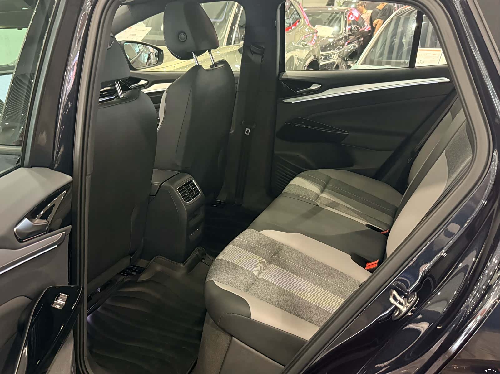 Volkswagen ID.4, 2025 8
