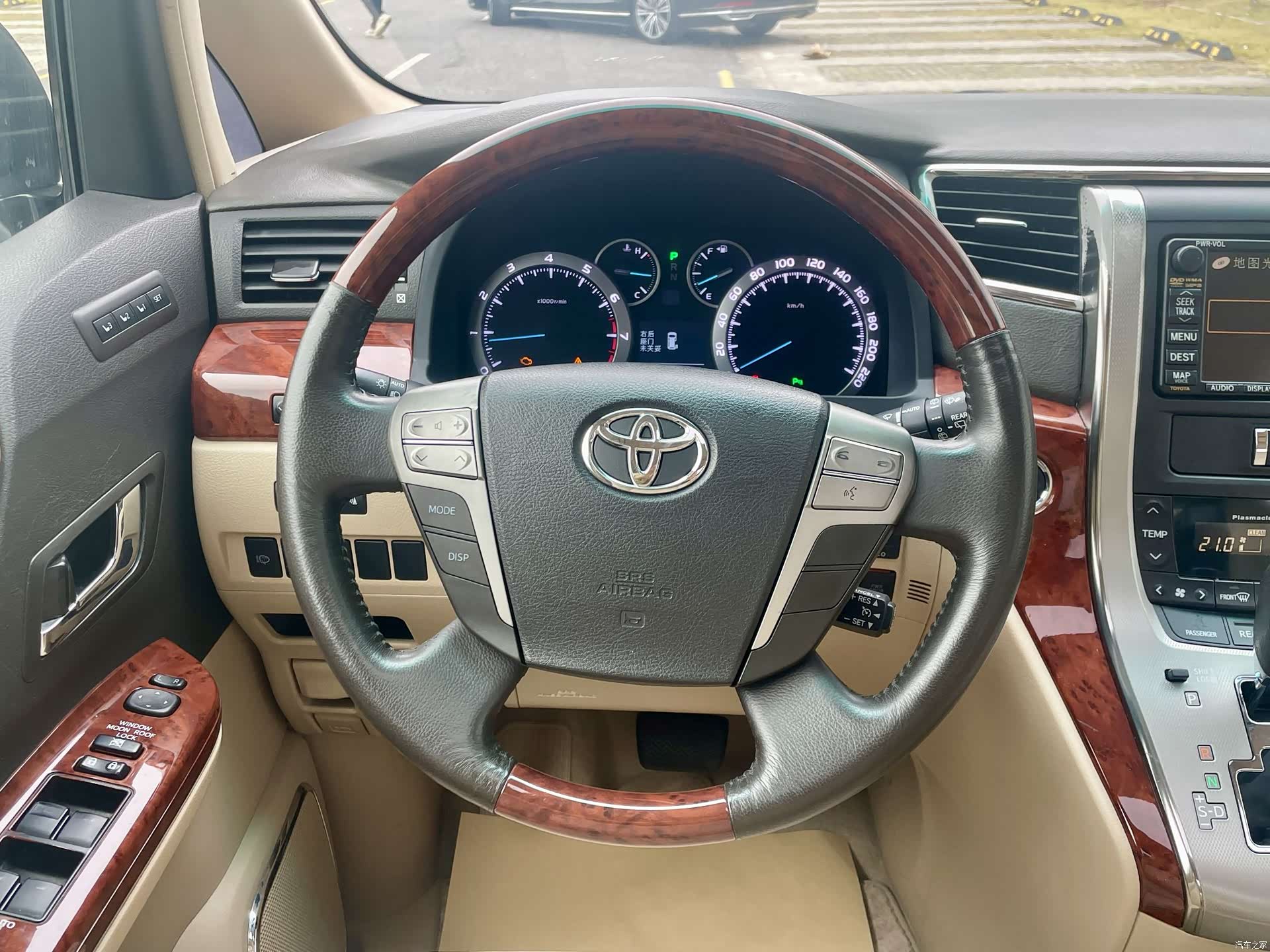 Toyota Alphard, 2011 10