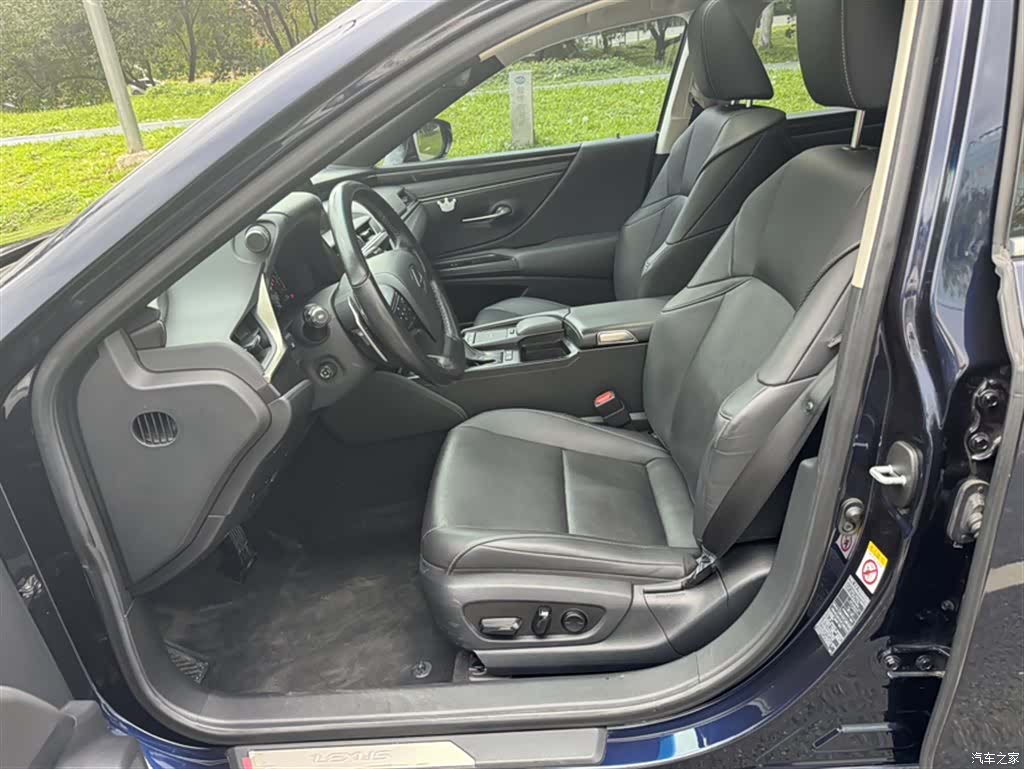 Lexus ES, 2019 12