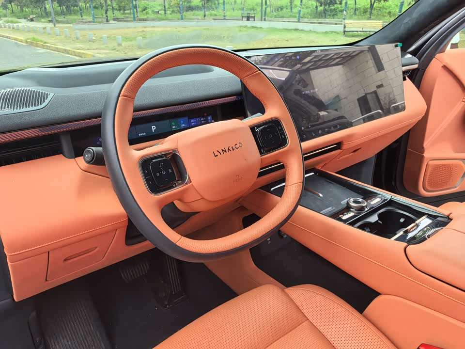Lynk & Co 900