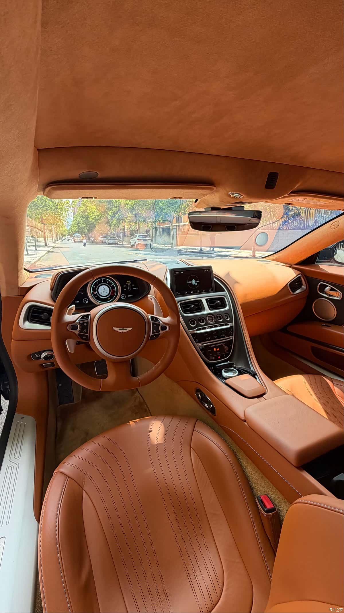 Aston Martin DB11, 2019 9