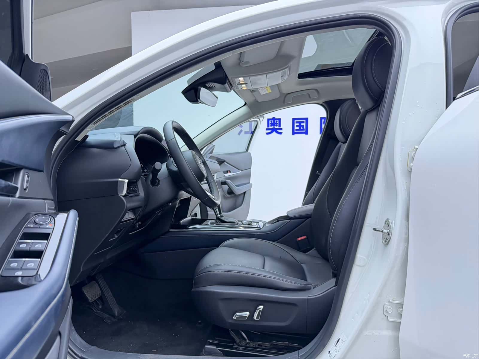 Mazda CX-30, 2023 все фото