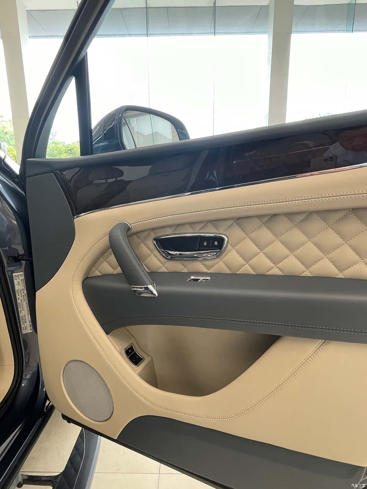 Bentley Bentayga, 2017 16