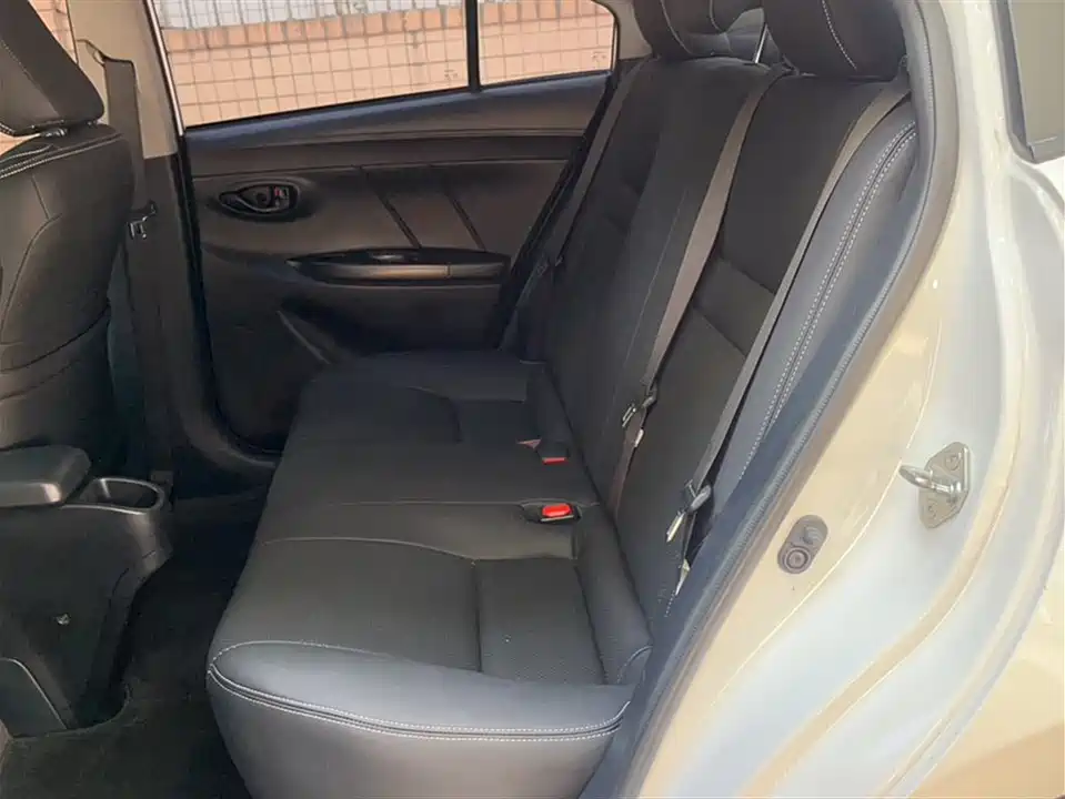 Toyota YARiS L to enjoy