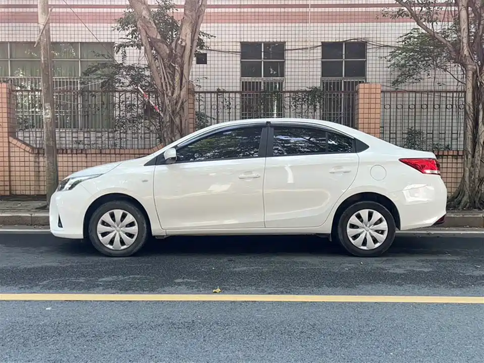 Toyota YARiS L to enjoy