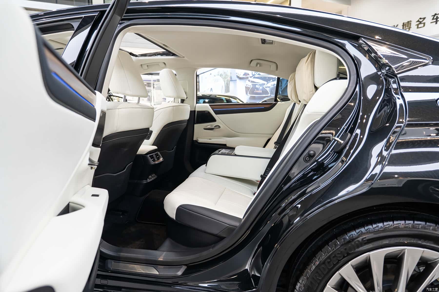 Lexus ES, 2025 10