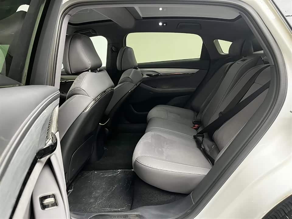 VOYAH Lantu chasing light