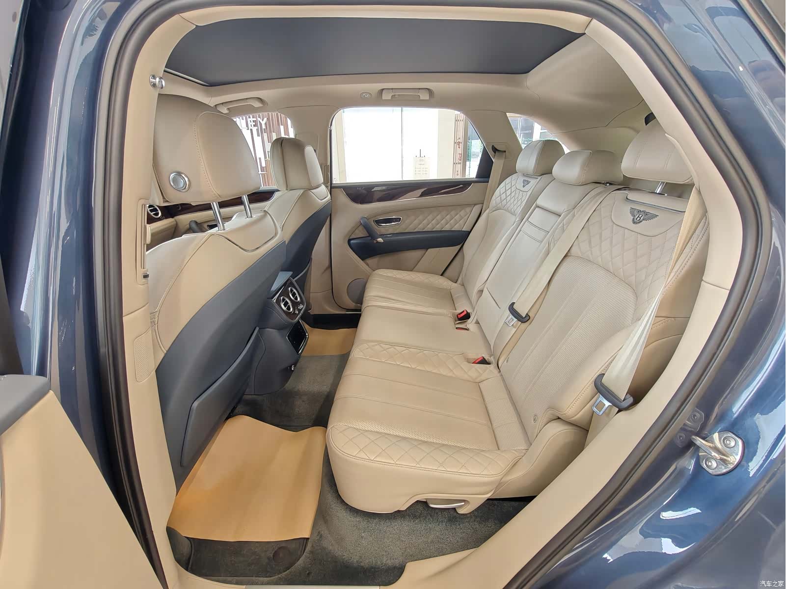Bentley Bentayga, 2017 22