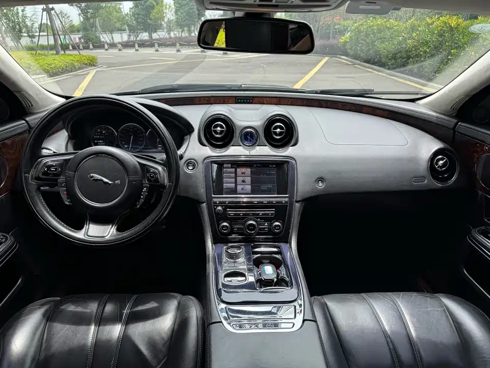 Jaguar XJ