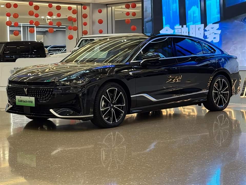 VOYAH Lantu chasing light