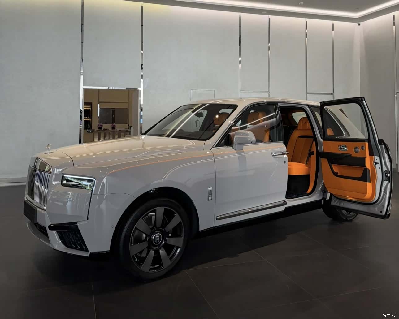 Rolls-Royce Cullinan, 1900 3