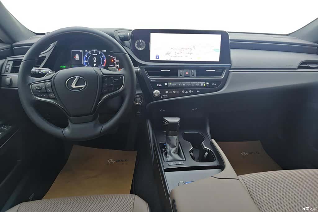Lexus ES, 2023 12