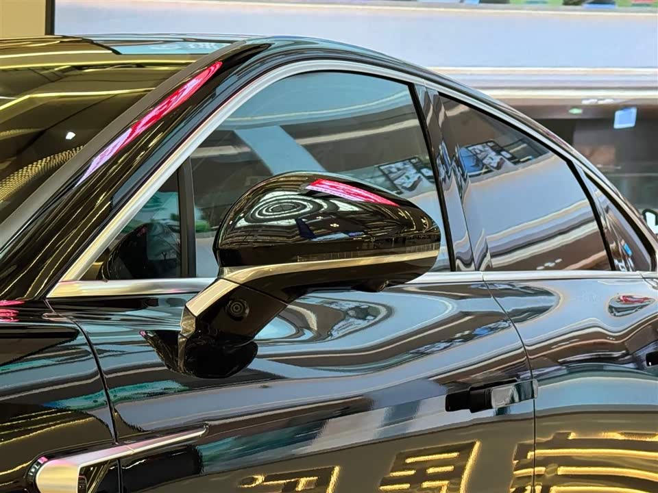 VOYAH Lantu chasing light