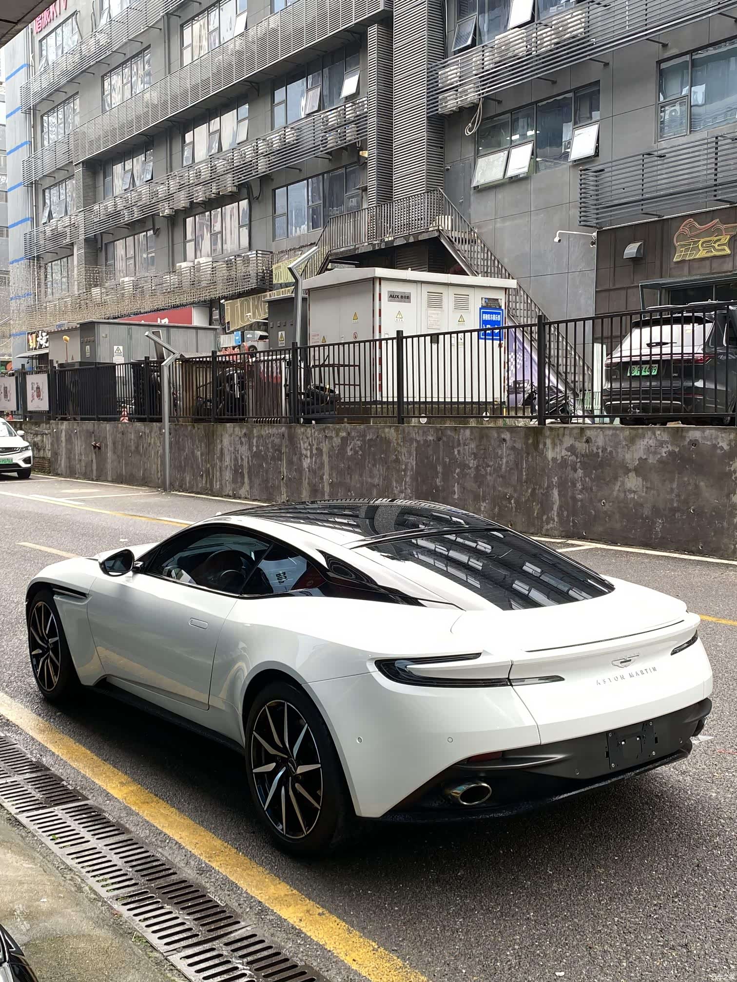 Aston Martin DB11, 2022 2
