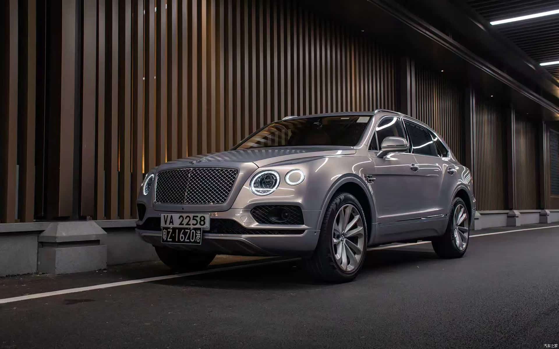 Bentley Bentayga, 2016 2