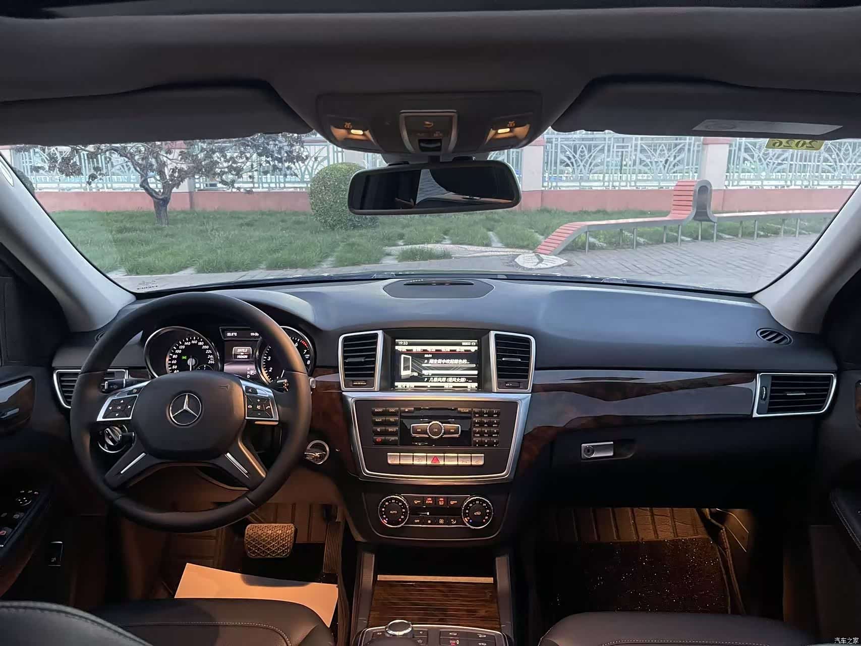 Mercedes-Benz M-Class, 2015 11