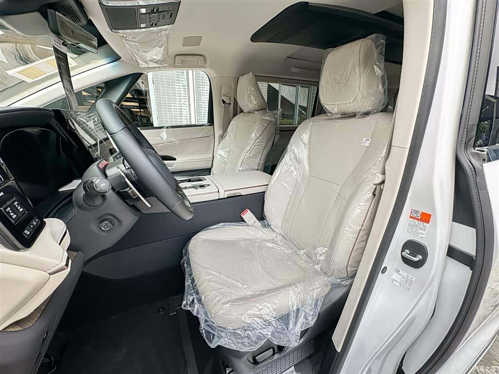 Lexus LM, 2025 12