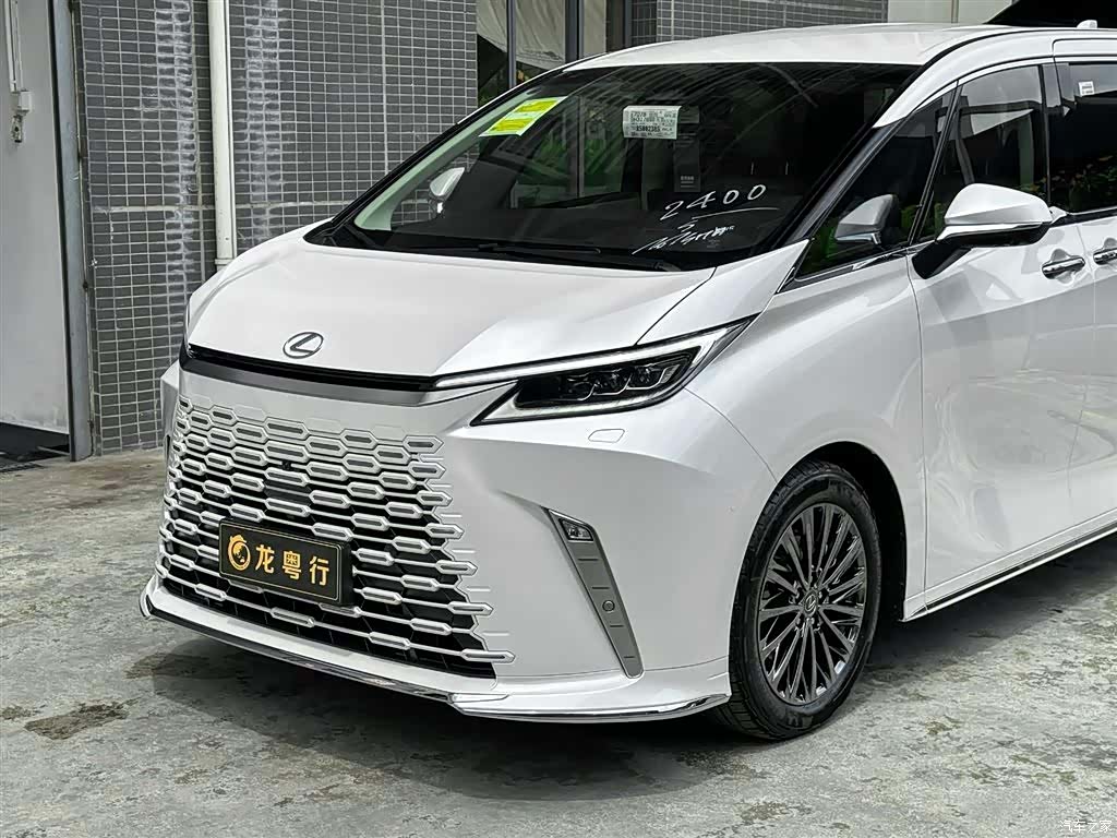 Lexus LM, 2025 6