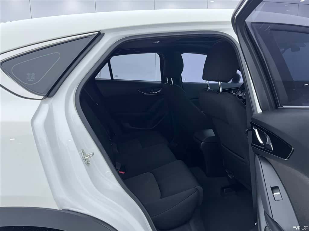Mazda CX-4, 2023 14