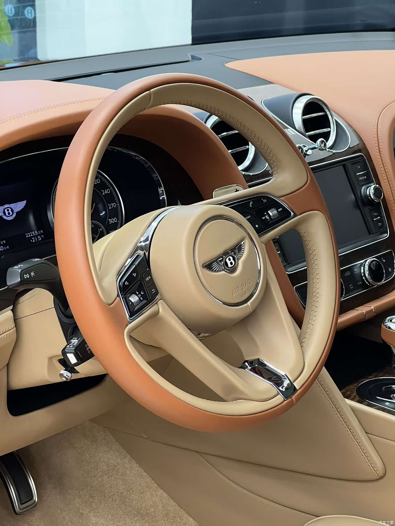Bentley Bentayga, 2020 9