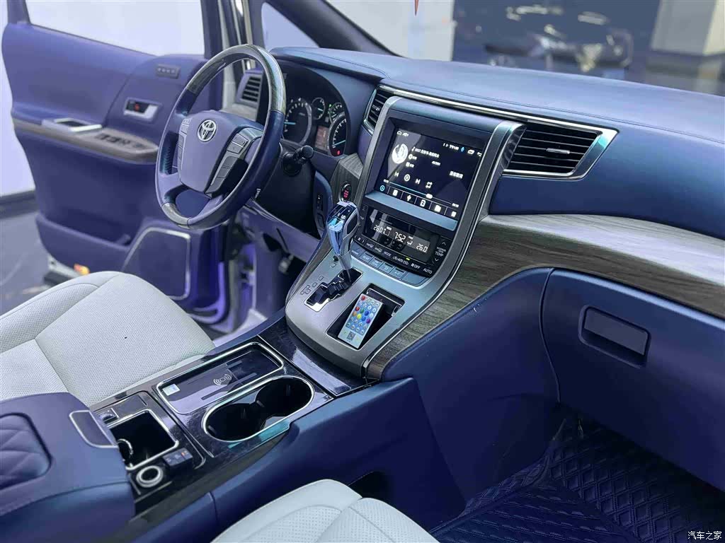 Toyota Alphard, 2011 11