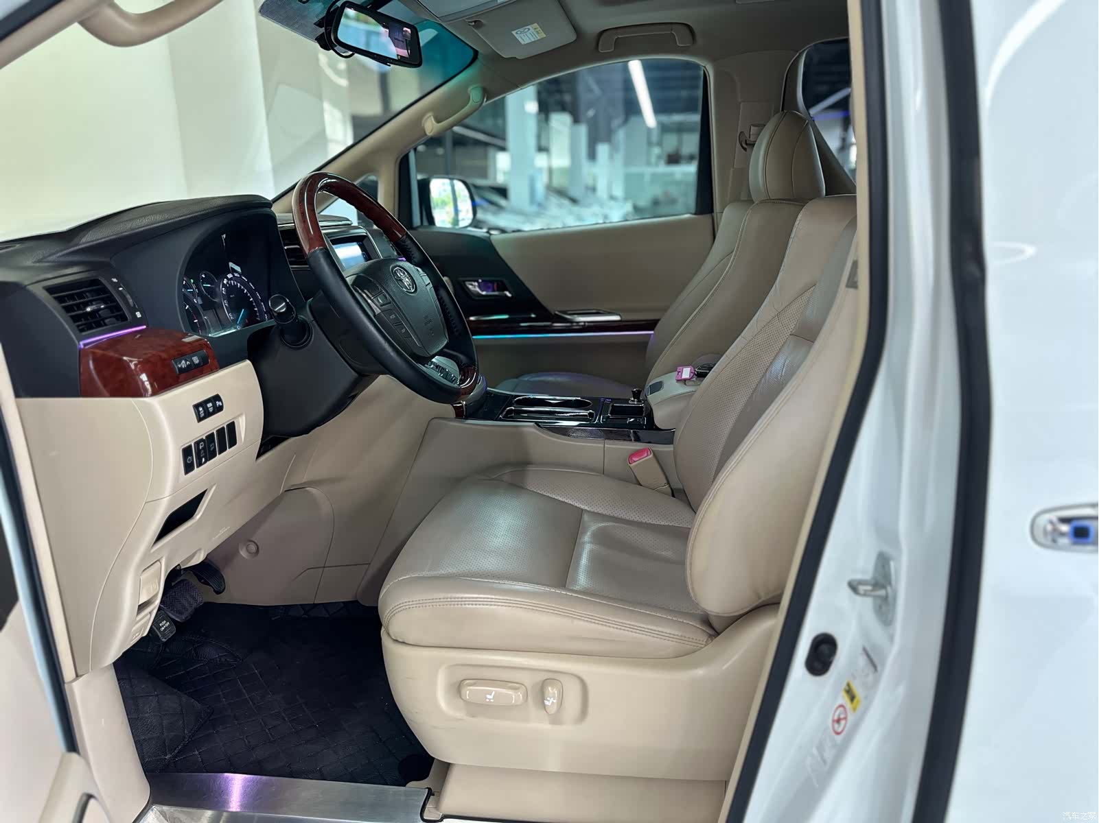 Toyota Alphard, 2012 9
