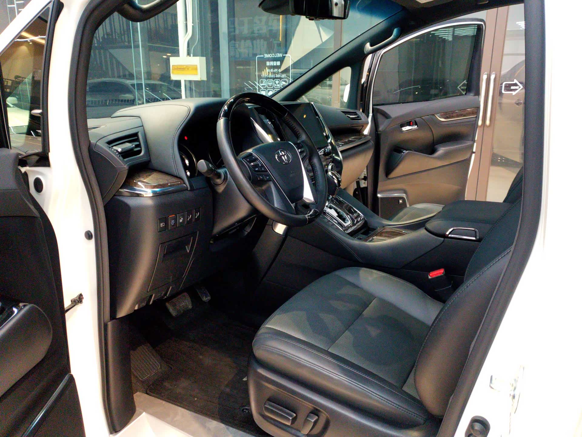 Toyota Vellfire, 2021 10