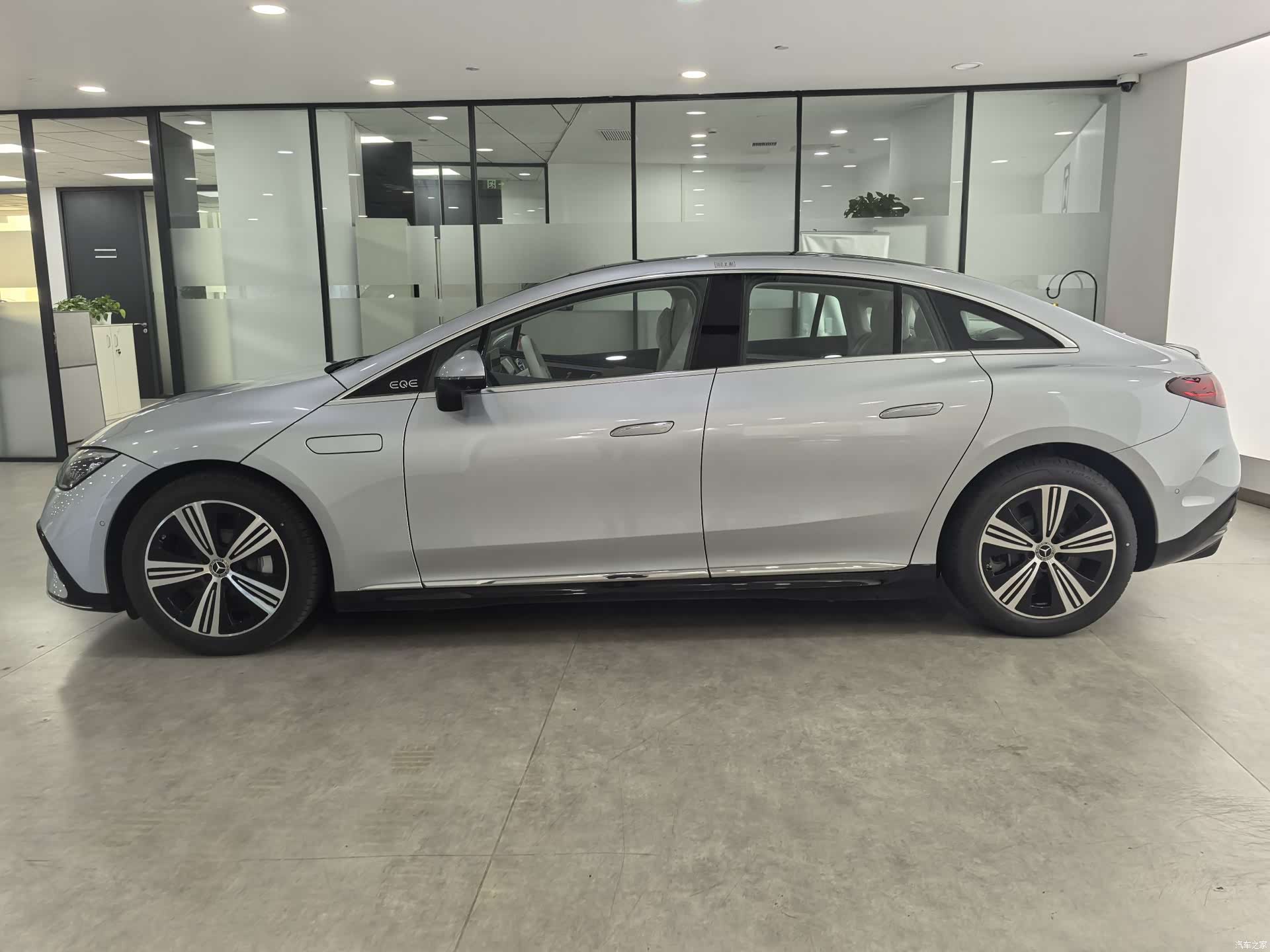 Mercedes-Benz EQE, 2025 3