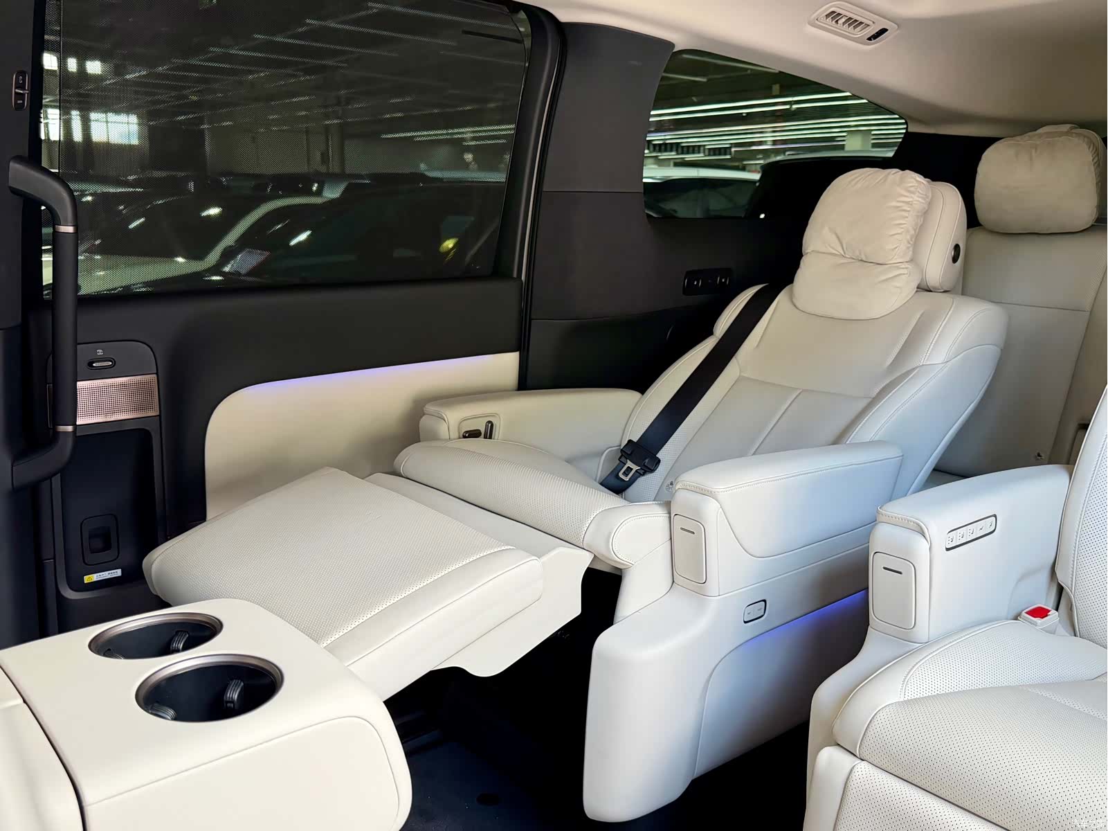 Li Auto MEGA, 2025 32
