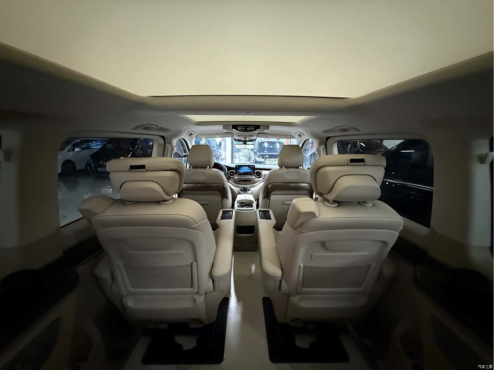 Mercedes-Benz V-Class, 2024 14