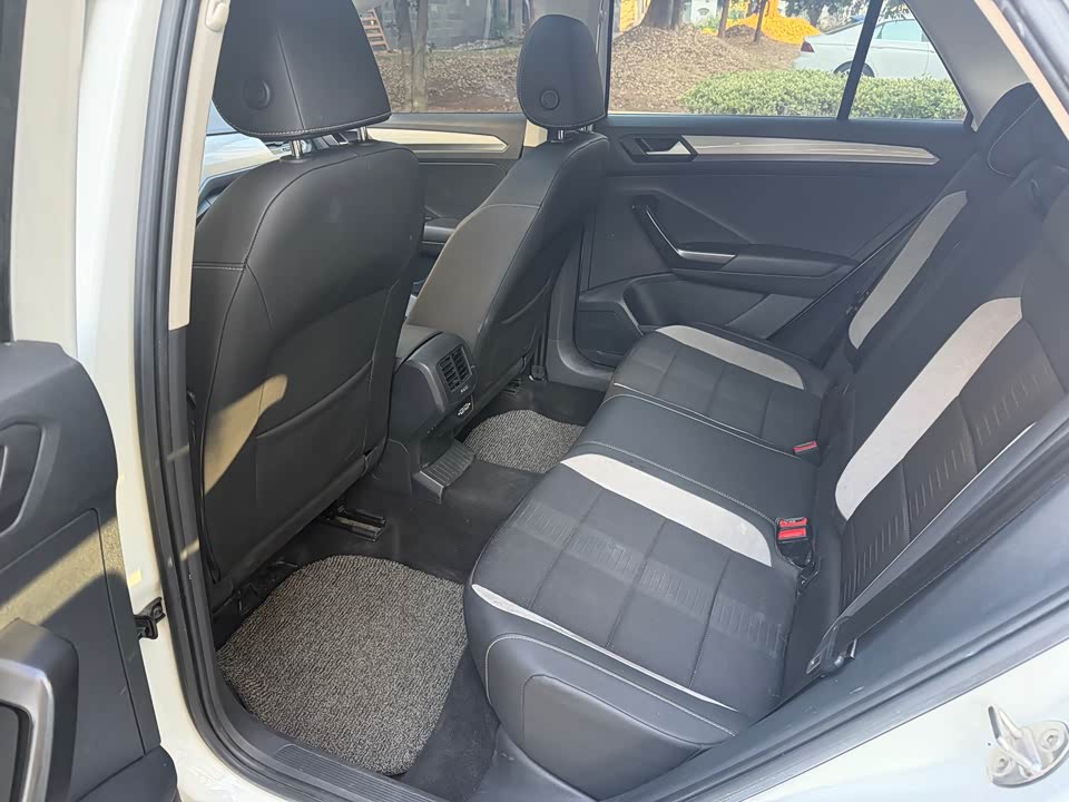 Volkswagen T-ROC exploring Songs