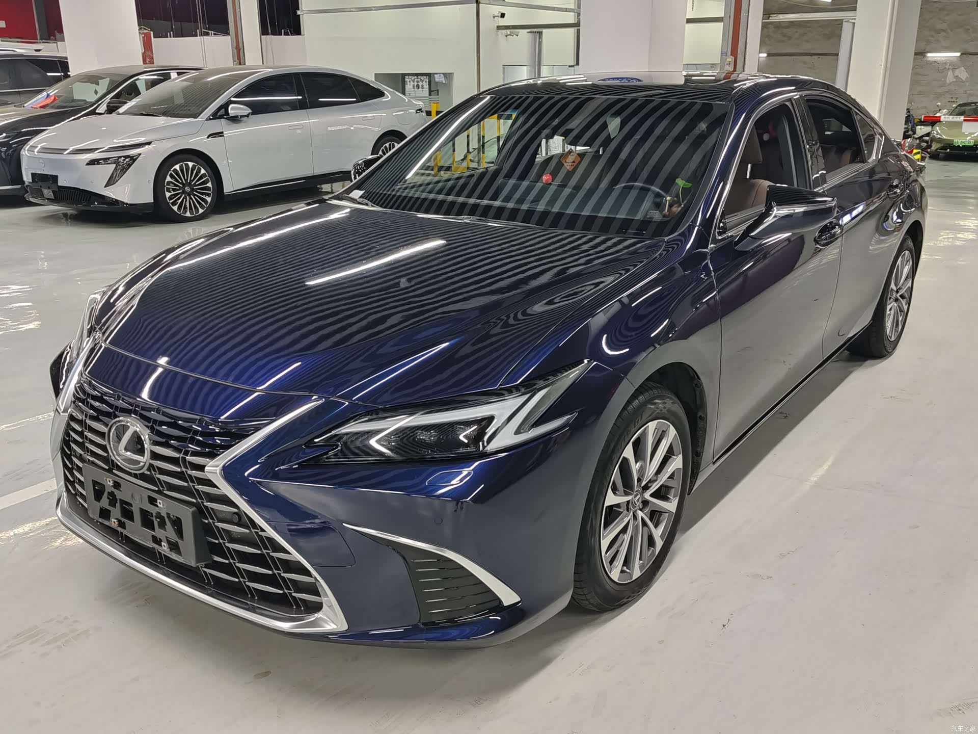 Lexus ES, 2025 1