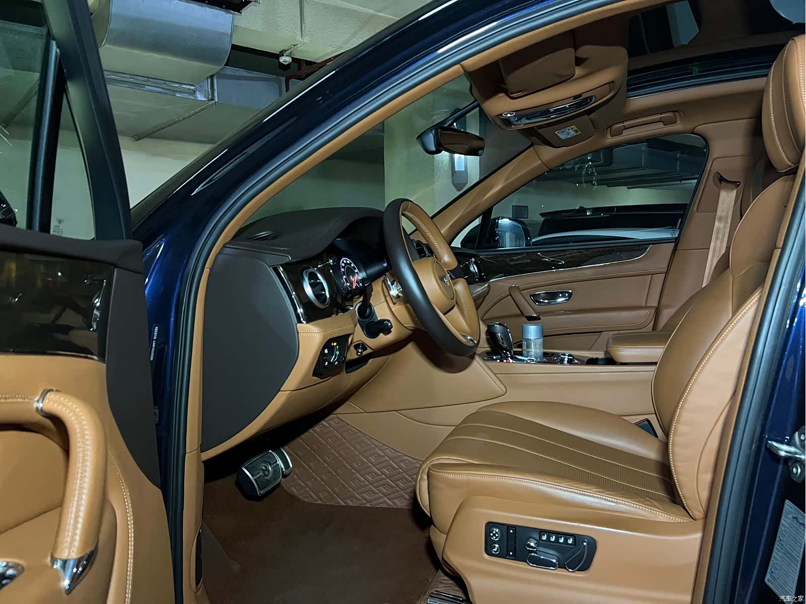 Bentley Bentayga, 2022 все фото