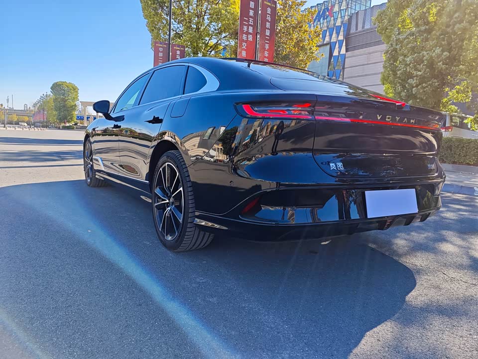 VOYAH Lantu chasing light