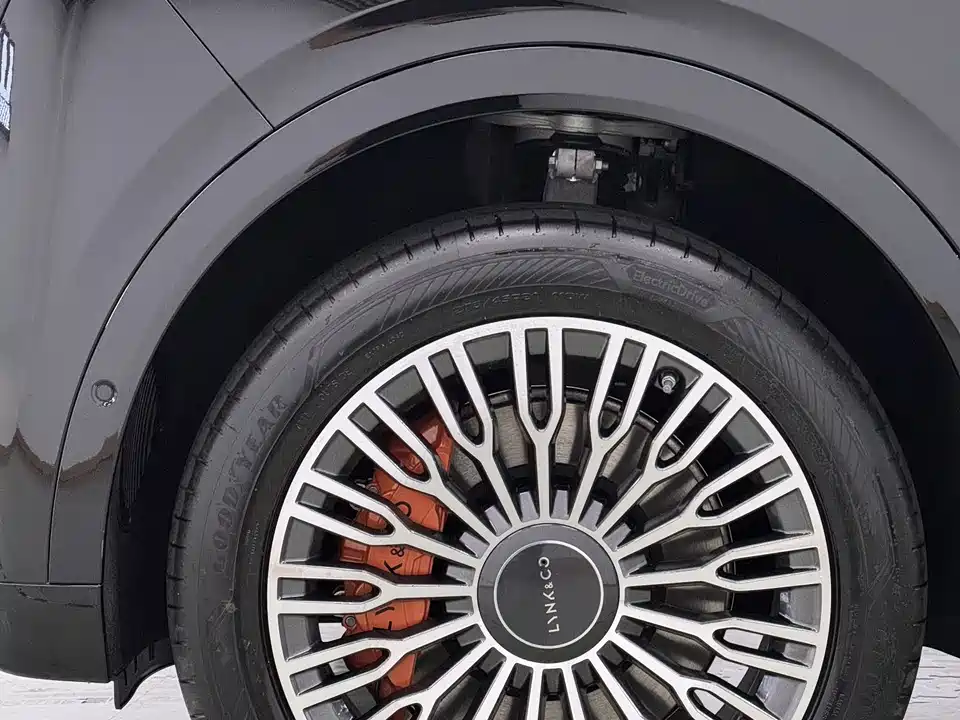 Lynk & Co 900