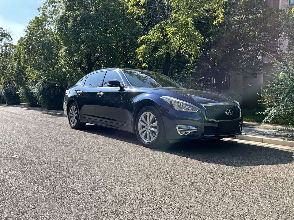 Infiniti Q70