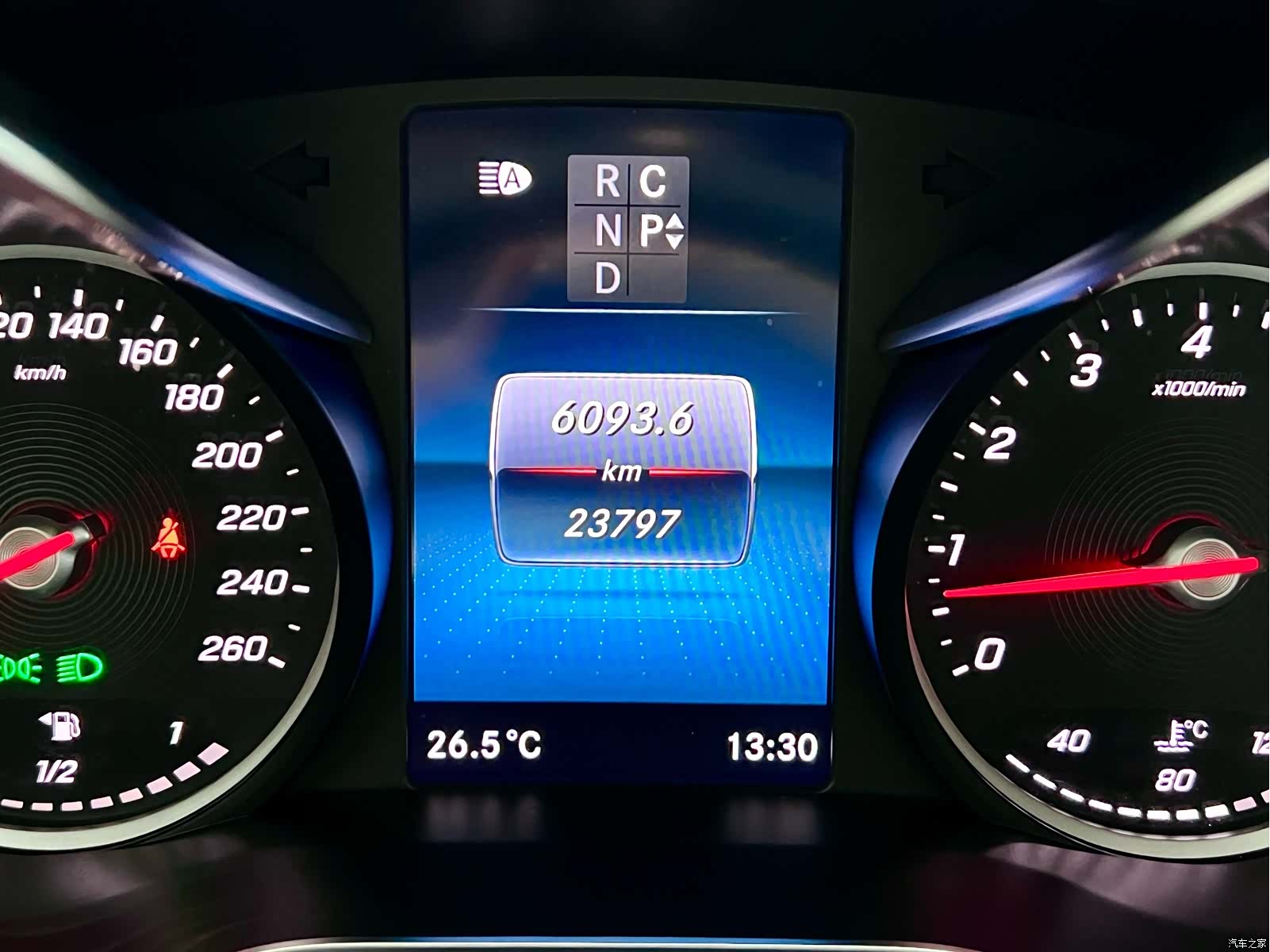 Mercedes-Benz V-Class, 2023 13