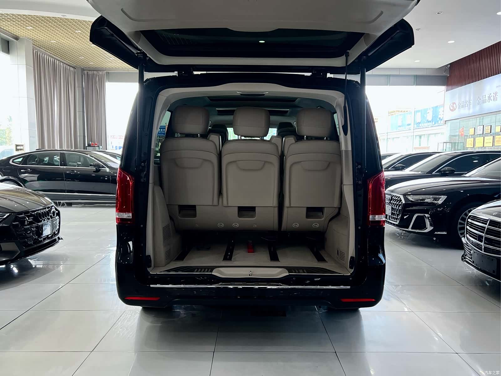 Mercedes-Benz V-Class, 2023 27